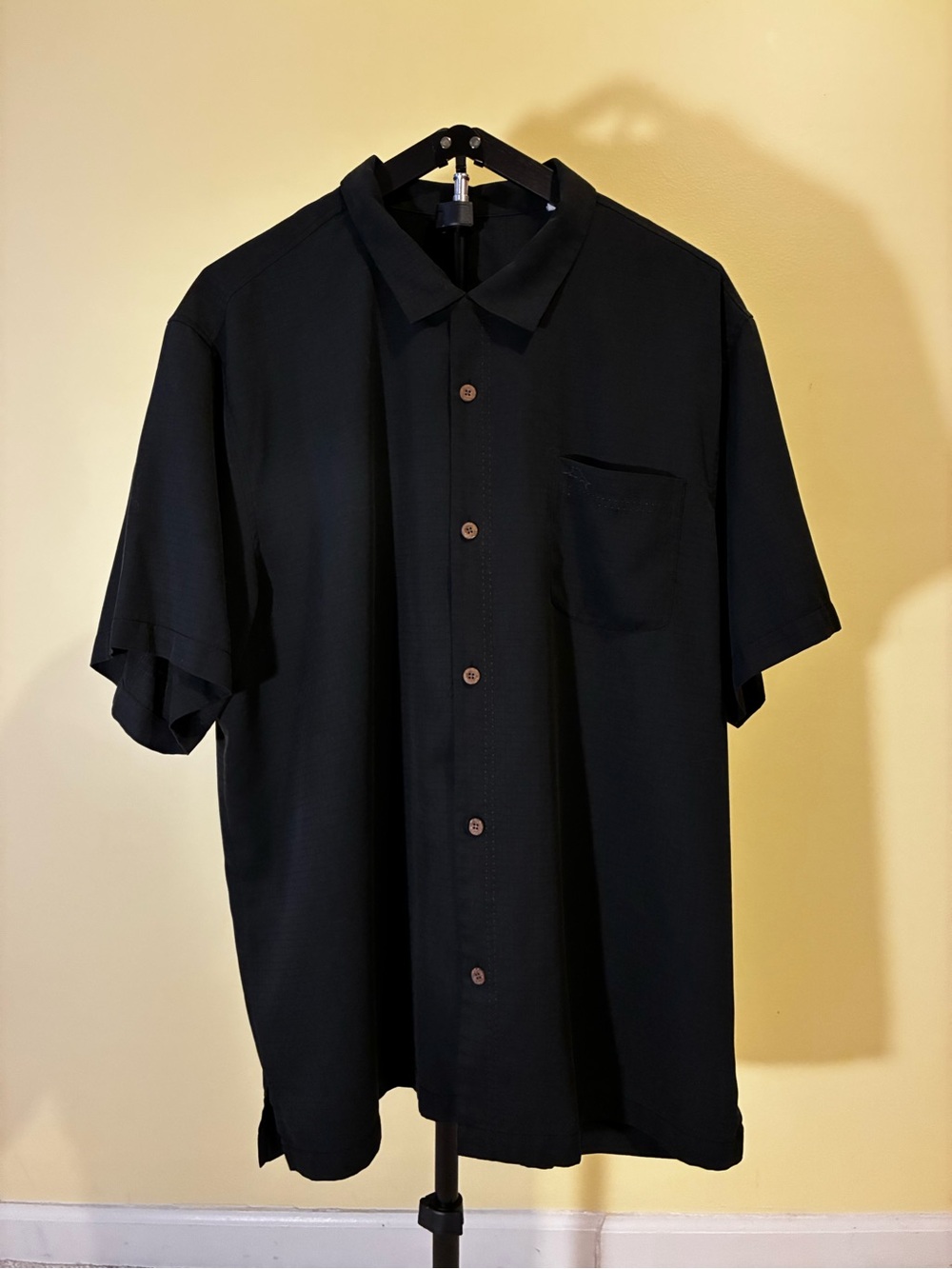 Vintage 90’s Tommy Bahama Men's Black Short-Sleeve Button-Up Shirt